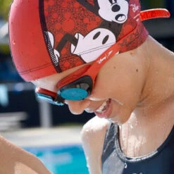 Speedo - Disney "Mickey Mouse" Illusion Junior Goggle - Red/Smoke 18 Speedo - Disney "Mickey Mouse" Illusion Junior Goggle - Red/Smoke -Swim and Beyond speedo disney mickey mouse illusion junior goggle red smoke 9